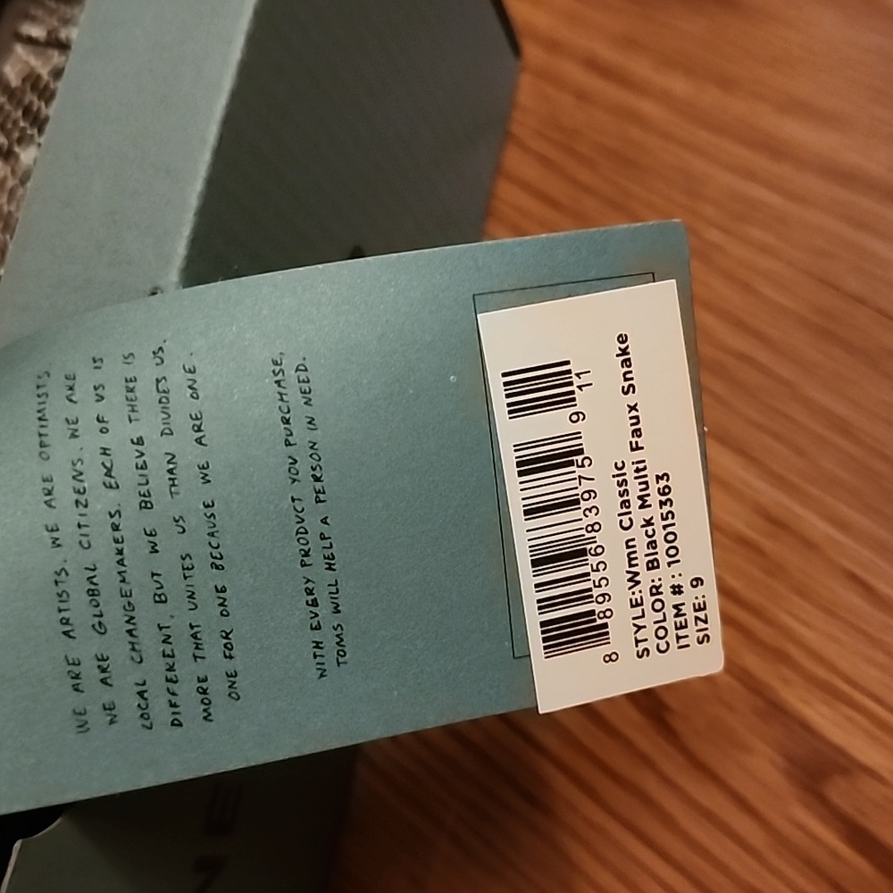 TOMS - Picture 2 of 5